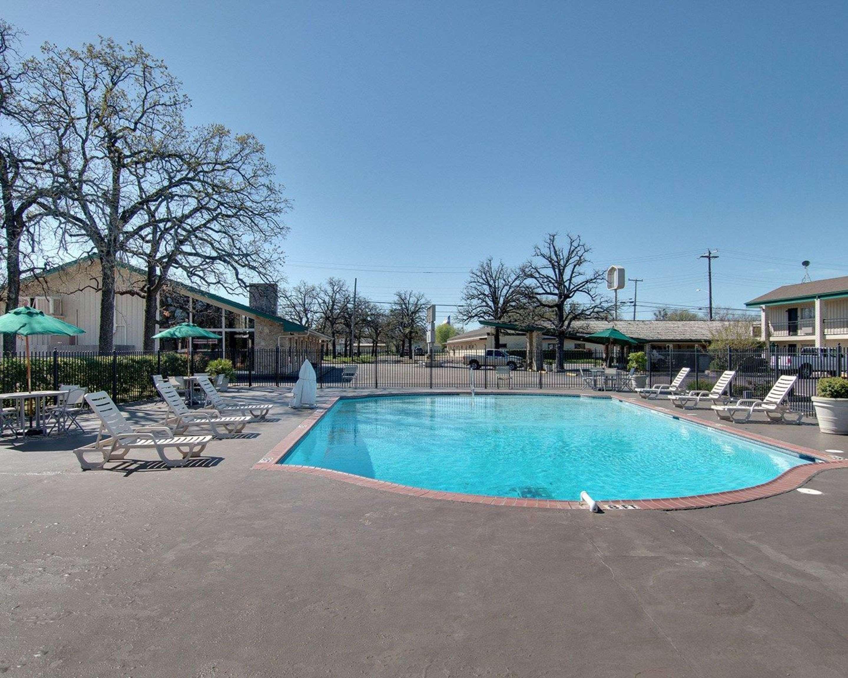 Days Inn By Wyndham Gatesville מראה חיצוני תמונה