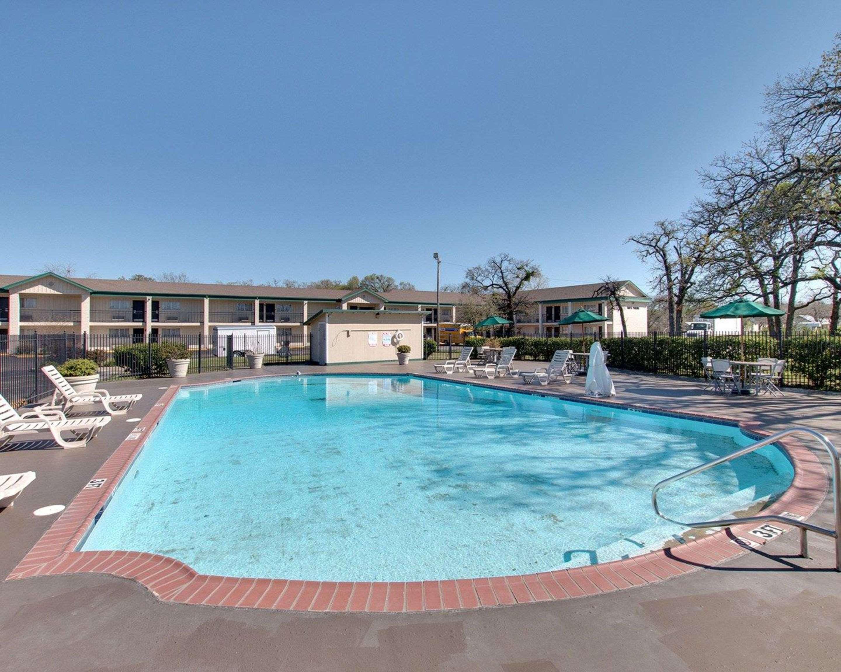 Days Inn By Wyndham Gatesville מראה חיצוני תמונה